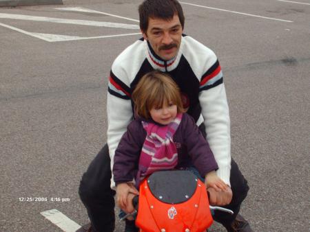 Romane et son papa en moto